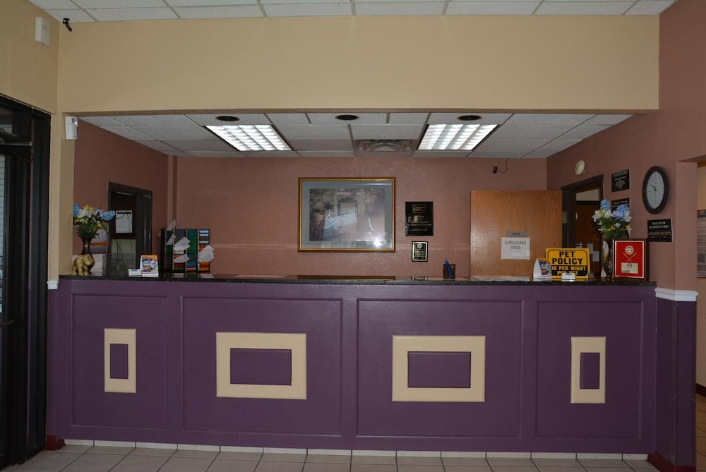 Lincoln Inn Express Hotel and Suites - photo 4