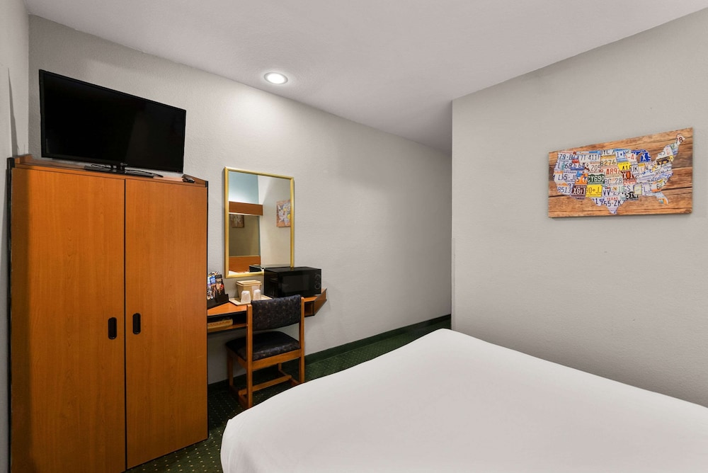 Econo Lodge Inn & Suites Mesquite Dallas East - photo 9