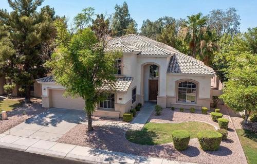 Brand New 6 Bdrm 3 Bath Heated Pool Sleeps 16 — 4-Star Luxury Hotel in Chandler, United States