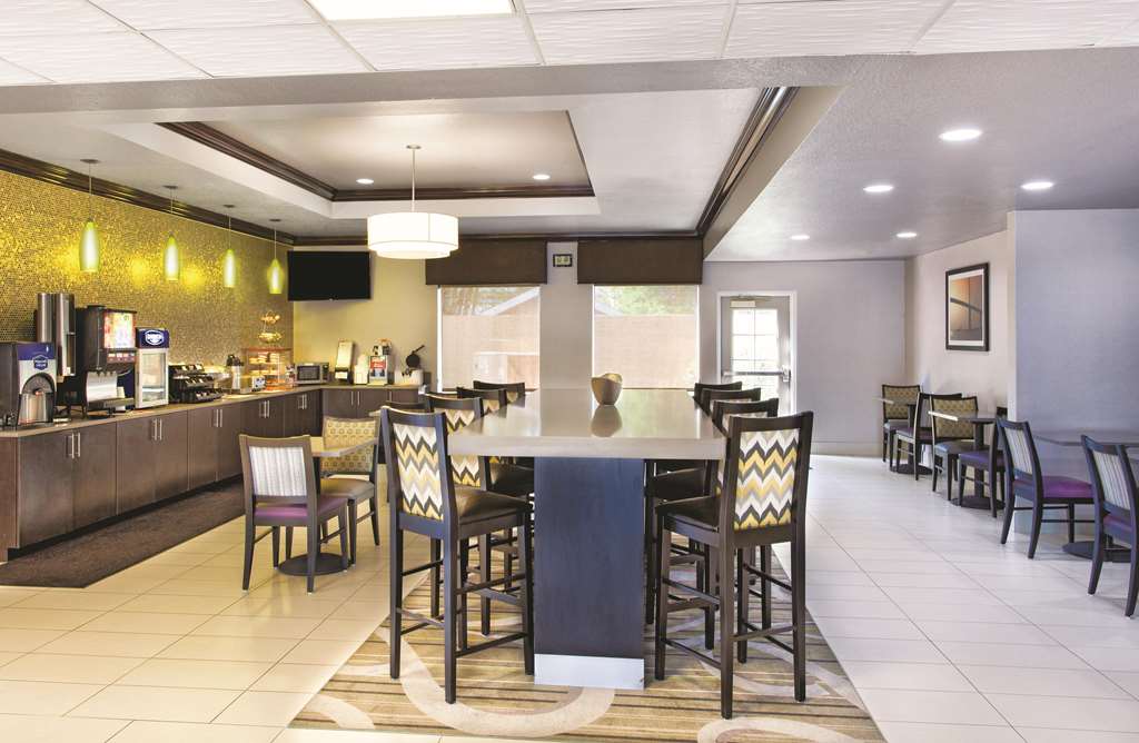 La Quinta Inn & Suites by Wyndham Tampa Bay Area Tampa South - photo 21