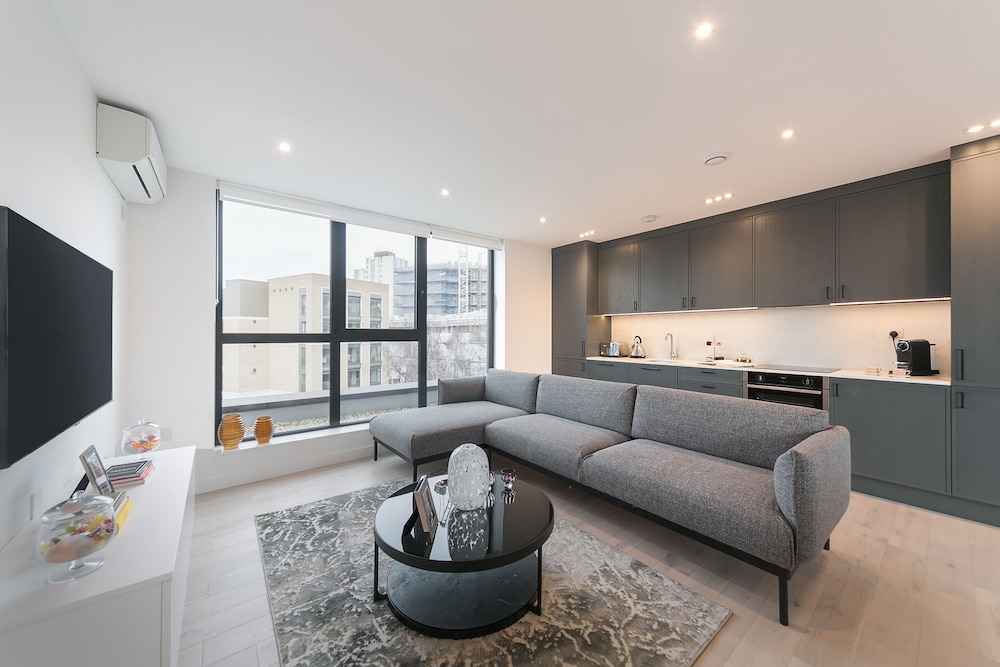 Urban Chic Marine — 4-Star Luxury Hotel in London, United Kingdom