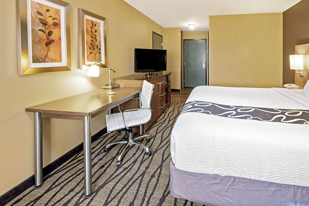 La Quinta Inn & Suites by Wyndham Butte - photo 21