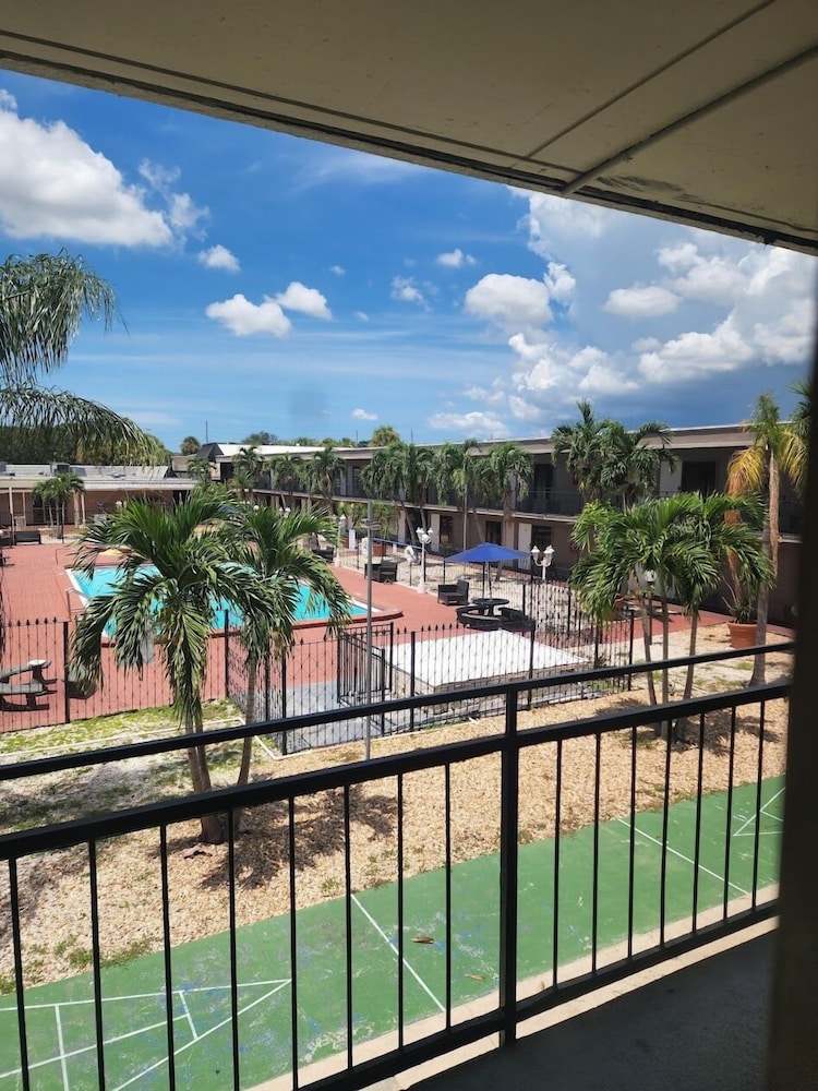 Super 8 by Wyndham St. Petersburg - photo 7