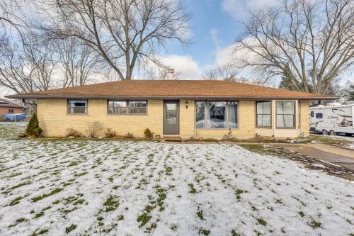 Cozy Wisconsin Escape with Deck Grill and Fire Pit — hotel in Pleasant Prairie