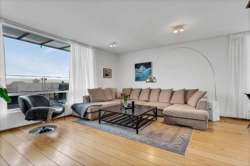 Rooftop Balcony AMZ view LRG 2 BR Free Parking