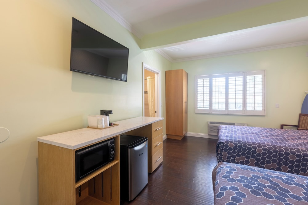 Hollywood City Inn - photo 33