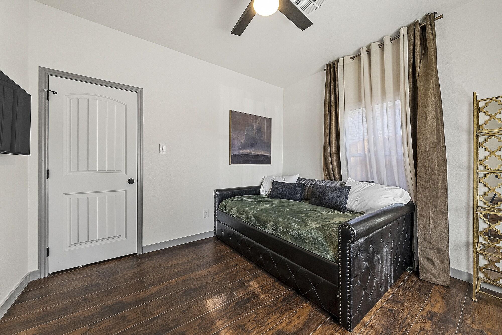 5th St Getaway W Sauna Hot Tub Firepit Game Room — Waco