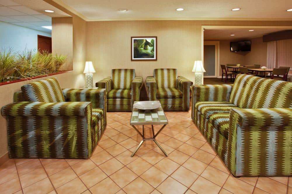 La Quinta Inn & Suites by Wyndham Lakeland East - photo 8