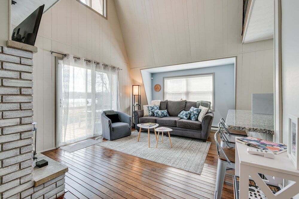 Dock And Sunroom Waterfront Home Near Kalahari 18278172 — Mount Pocono