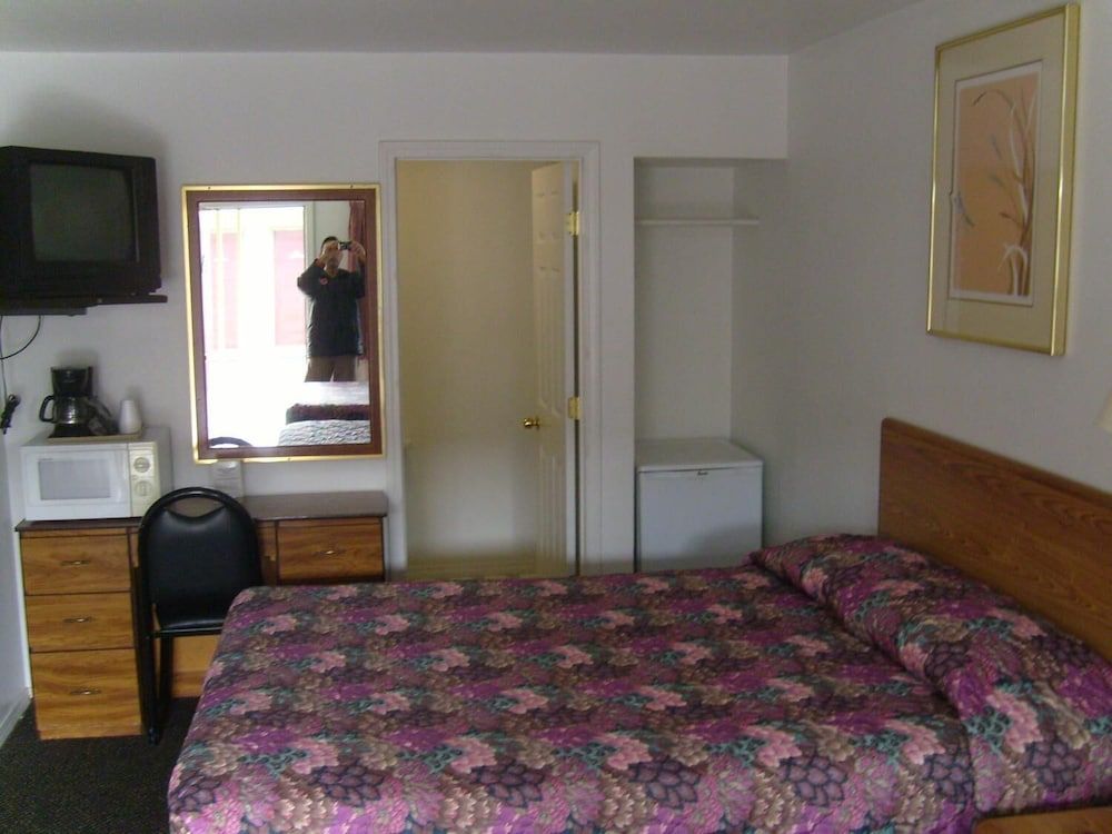 Cascade City Center Motel - photo 11