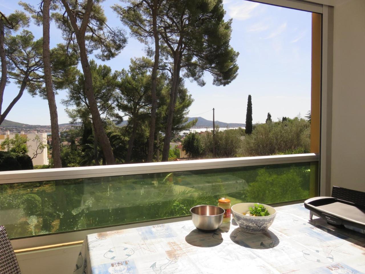 Grand T2 Vue Mer Calme Climatise 500 M Village Et Plage Parking Gratuit — 4-Star Luxury Hotel in Sanary-Sur-Mer, France