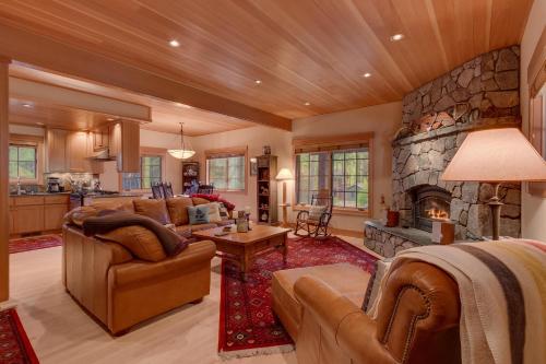 Tahoe Time on North Shore 4 BR Cabin w Private Hot Tub Pet Friendly Walk to Dining — 4-Star Luxury Hotel in Tahoe Vista, United States