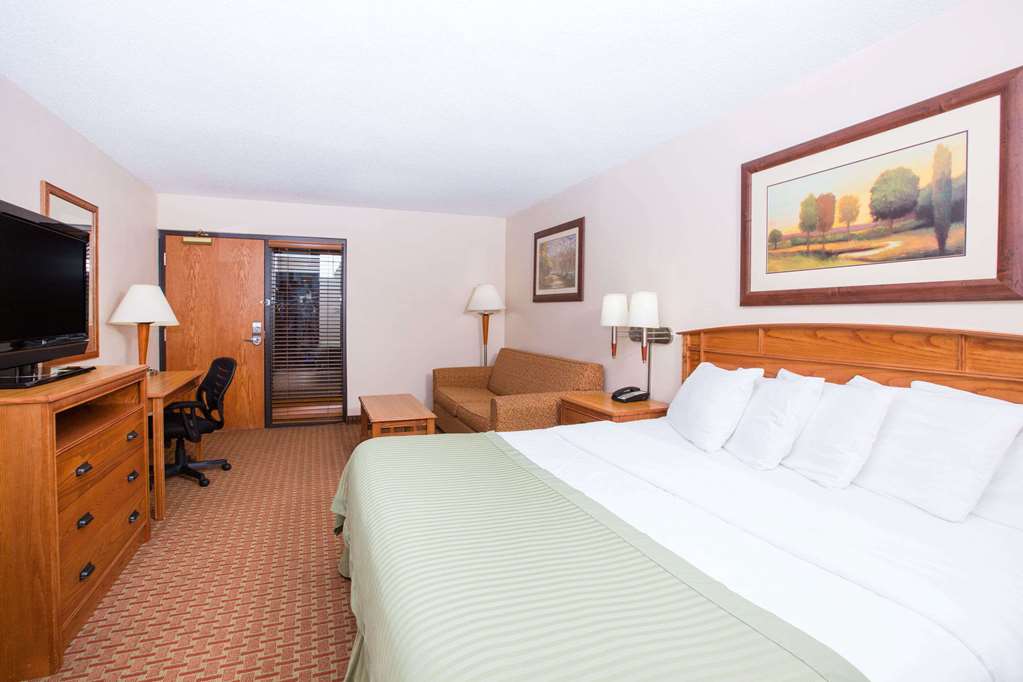 Ramada by Wyndham Des Moines Tropics Resort & Conference Ctr - photo 13