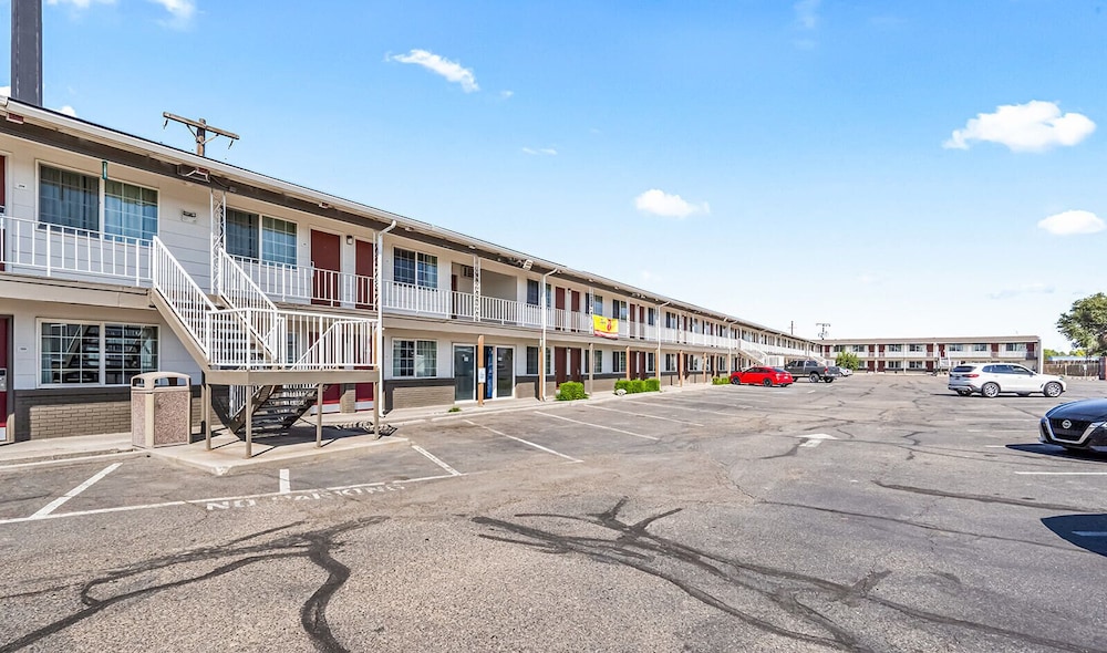 Super 8 by Wyndham Ontario - photo 23