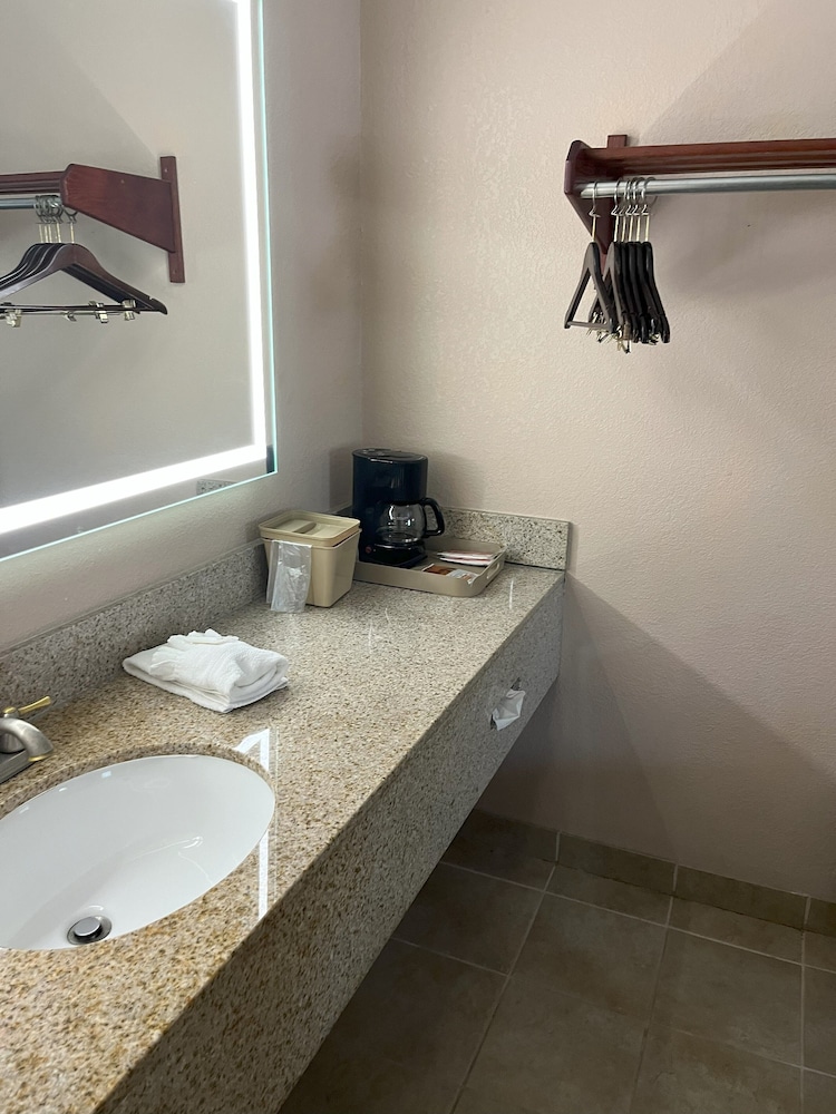 Pine Tree Inn - photo 32