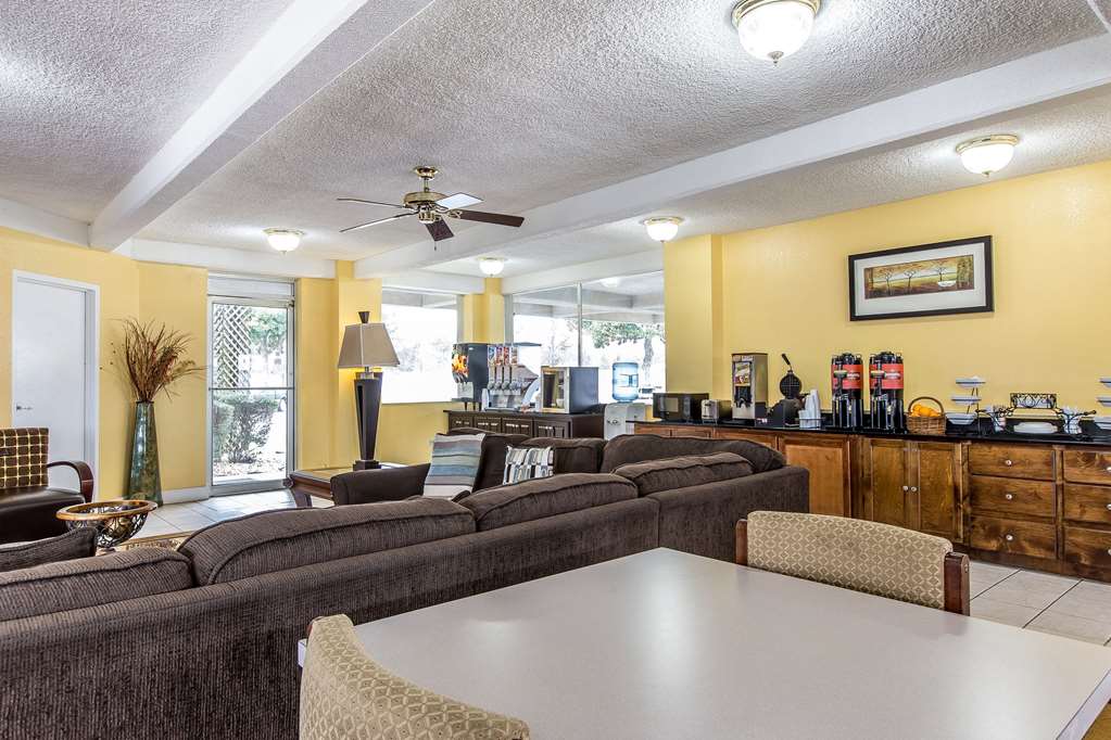 Econo Lodge Byron - photo 4