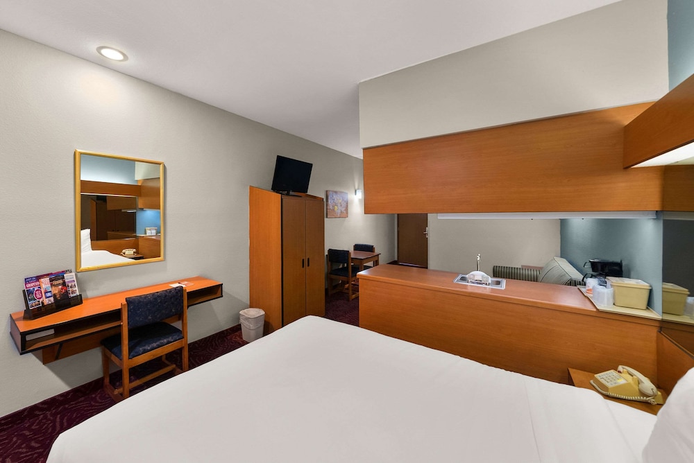 Econo Lodge Inn & Suites Mesquite Dallas East - photo 30