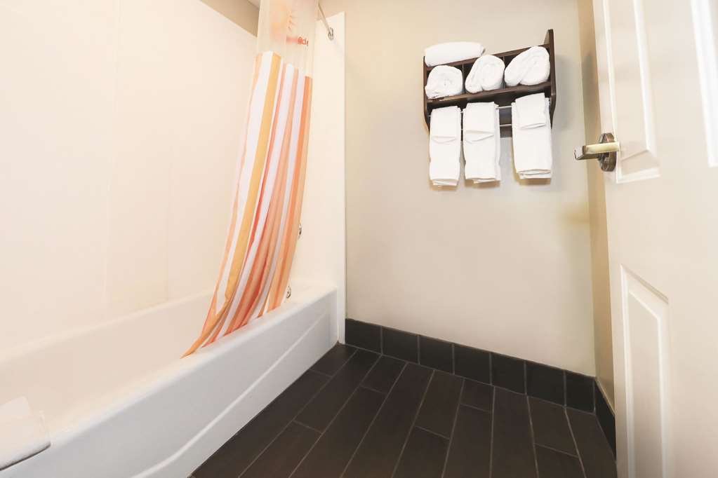 La Quinta Inn by Wyndham Sandusky near Cedar Point - photo 29