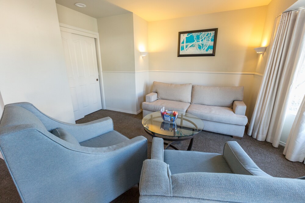 Cambria Landing Inn & Suites - photo 16