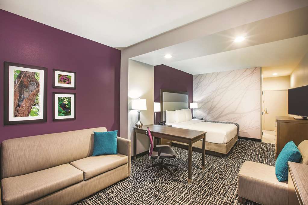La Quinta Inn & Suites by Wyndham McAllen La Plaza Mall - photo 15