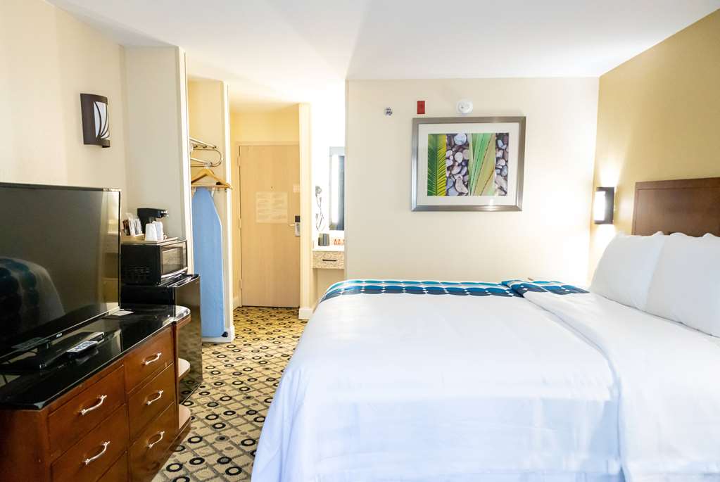 Days Inn By Wyndham College Park Atlanta Airport South - photo 18