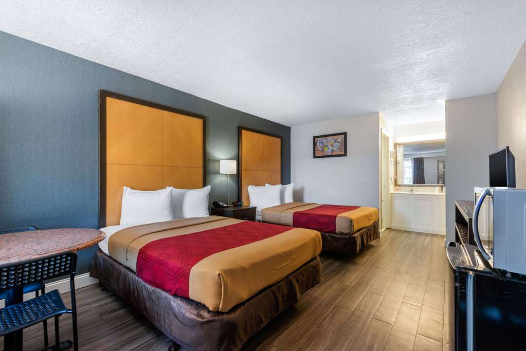 Econo Lodge Airport at RJ Stadium - photo 11