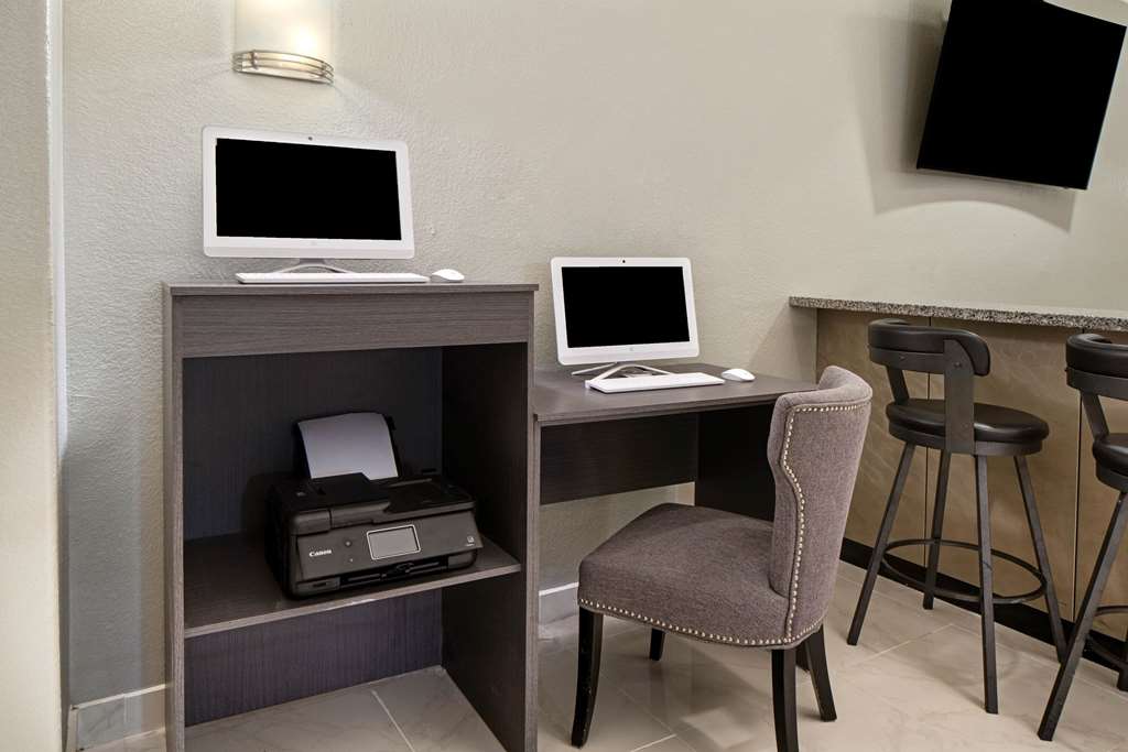 La Quinta Inn & Suites by Wyndham Brownsville North - photo 64