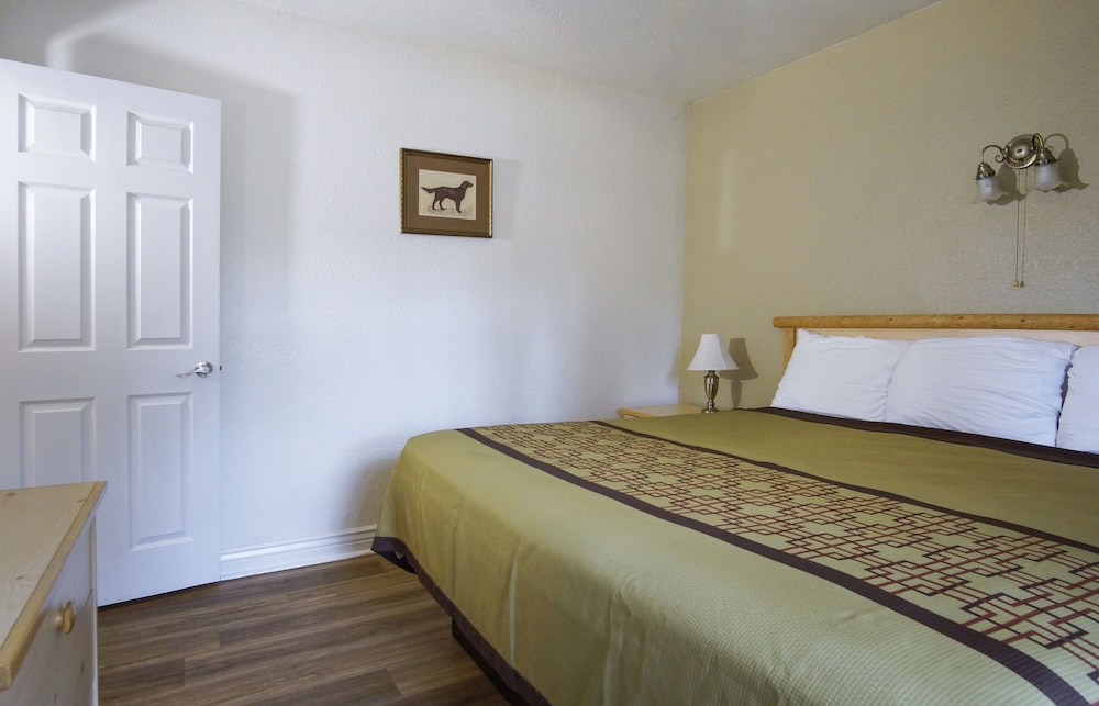 Green Gables Motel & Suites - photo 19