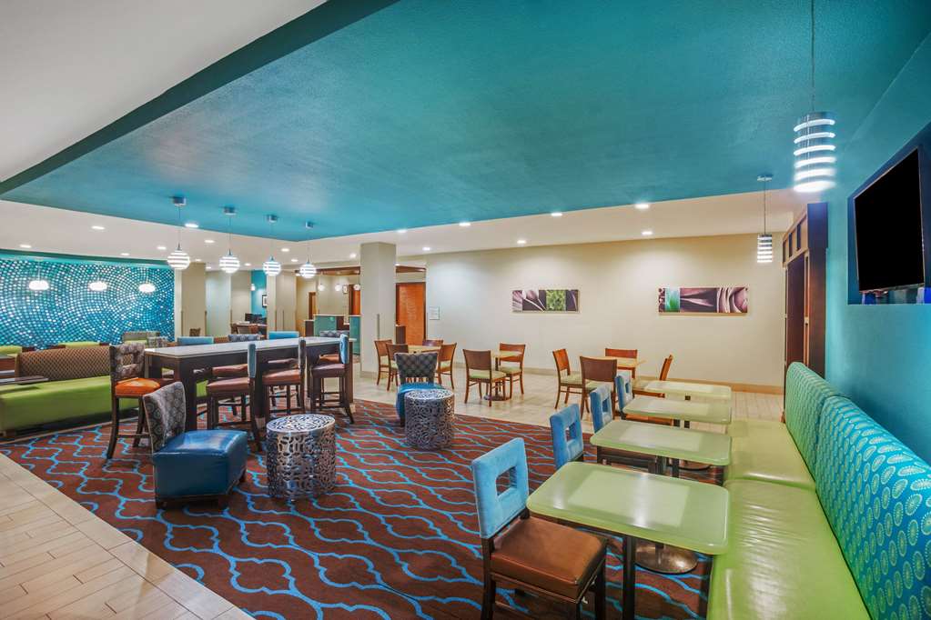 La Quinta Inn & Suites by Wyndham Beeville - photo 3