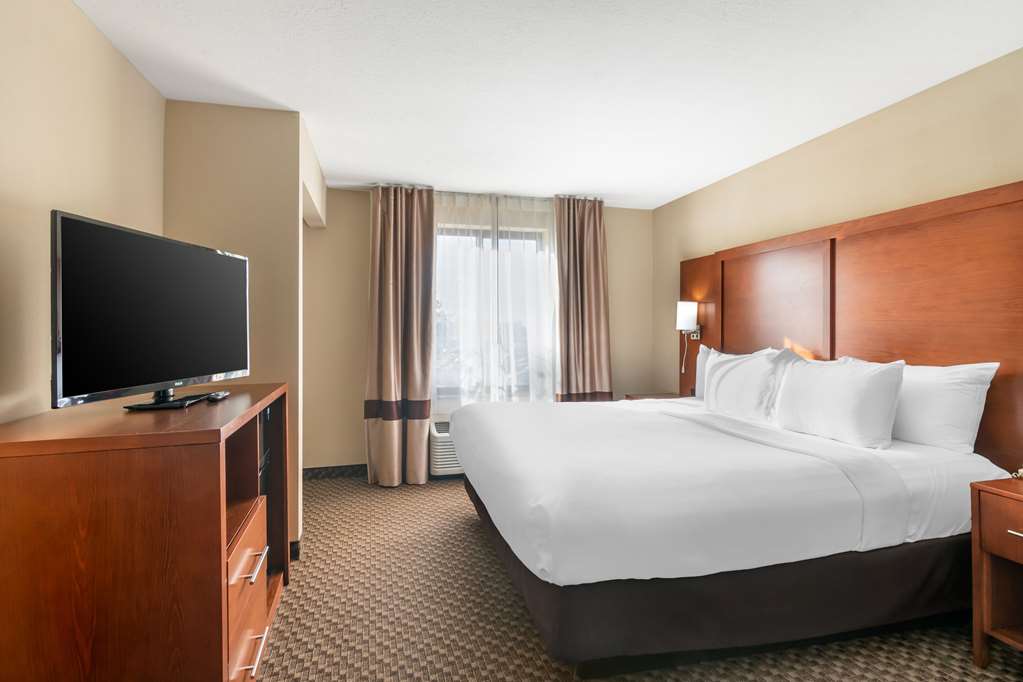 Comfort Suites Manhattan - photo 18