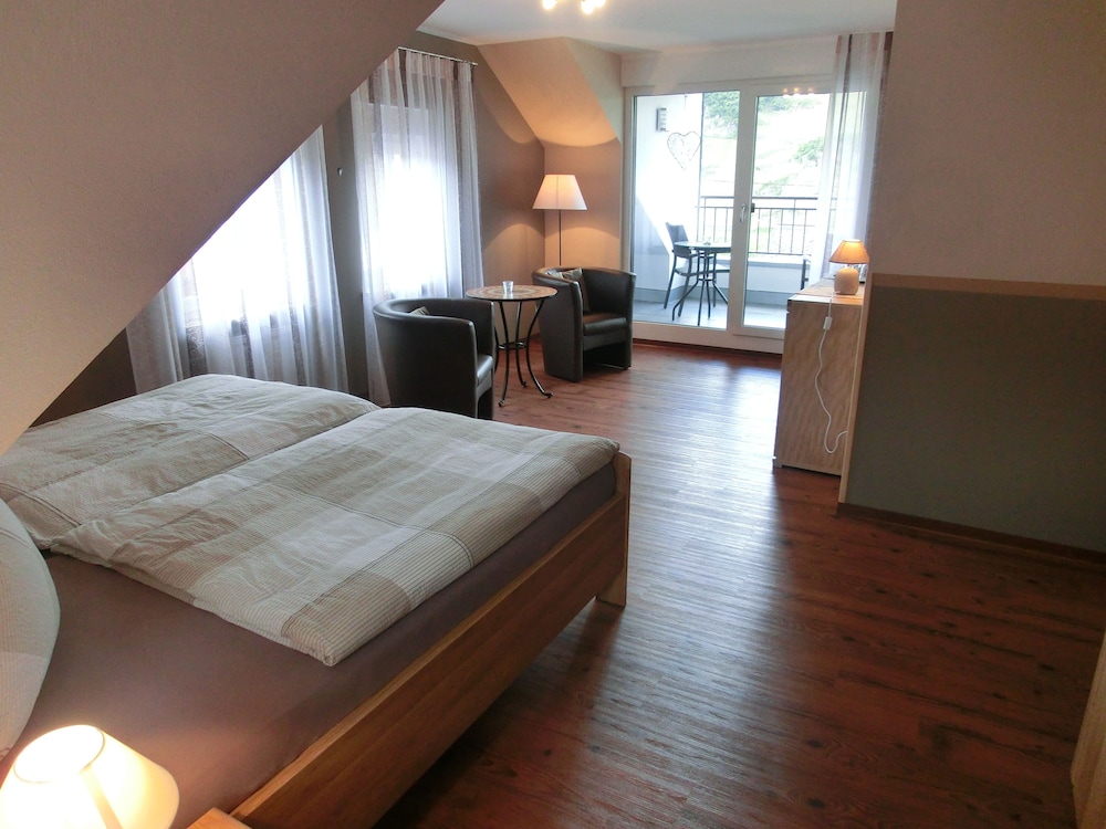 Ferienweingut Hirschen Schulstrasse — 4-Star Luxury Hotel in Burg, Germany