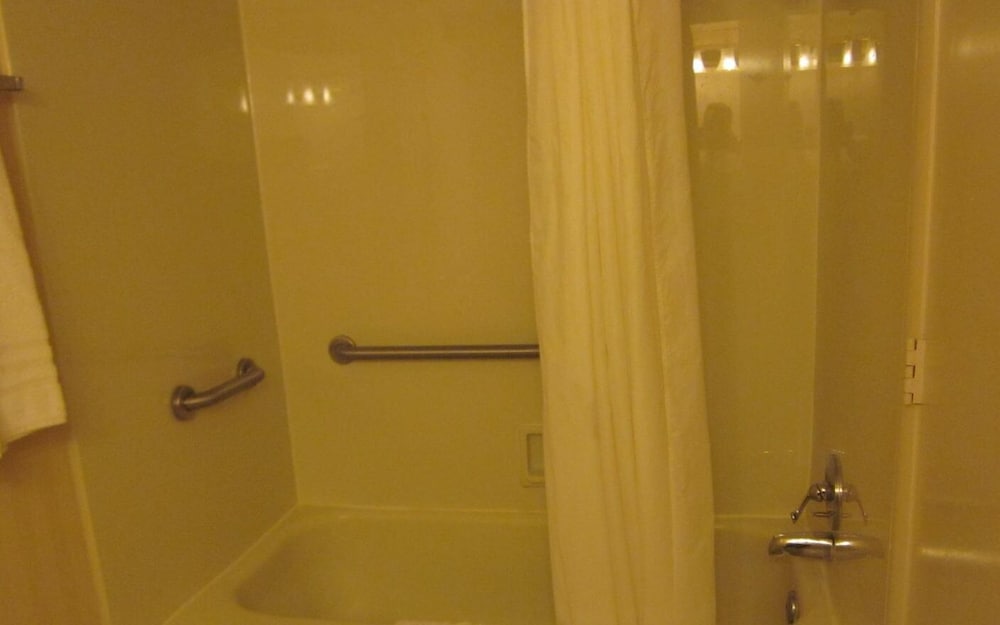 Howard Johnson by Wyndham Benton Harbor St. Joseph - photo 16