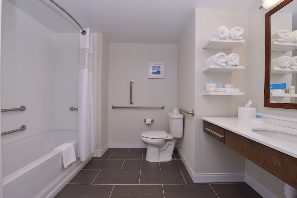 Hampton Inn & Suites Cincinnati Mason - photo 32