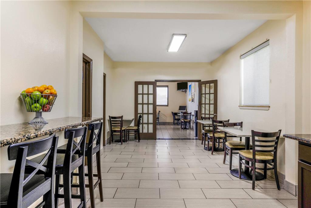 Days Inn by Wyndham Cortez - photo 16