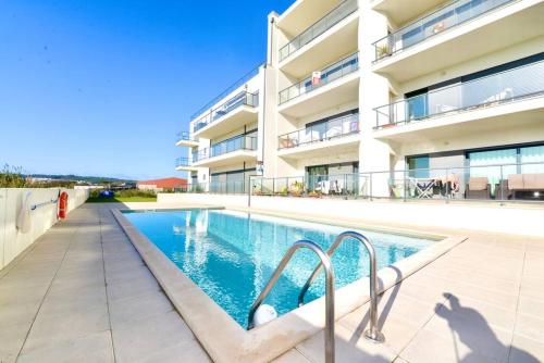 Aloha Bliss Apartment for 8 — 4-Star Luxury Hotel in Sao Martinho Do Porto, Portugal