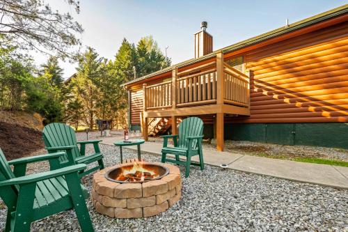Easy Livin Secluded Family Log Cabin — 4-Star Luxury Hotel in Sevierville, United States