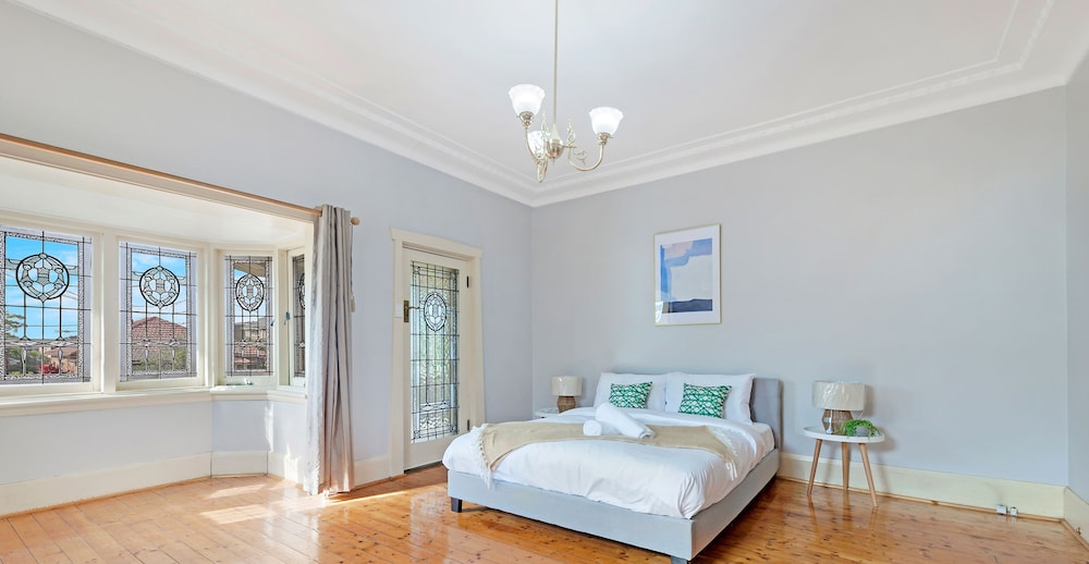 Kozyguru Campsie Oldie But Goodie Look 4 Bed House Nca011 — 4-Star Luxury Hotel in Sydney, Australia