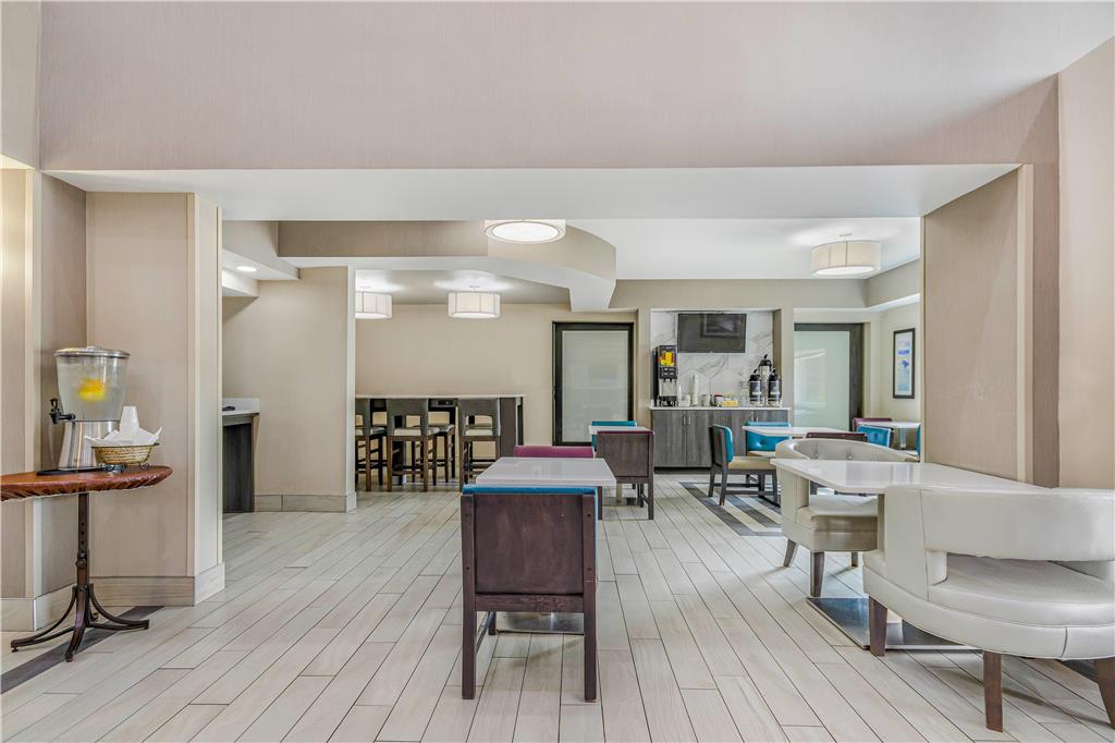 La Quinta Inn & Suites by Wyndham Batavia - photo 11