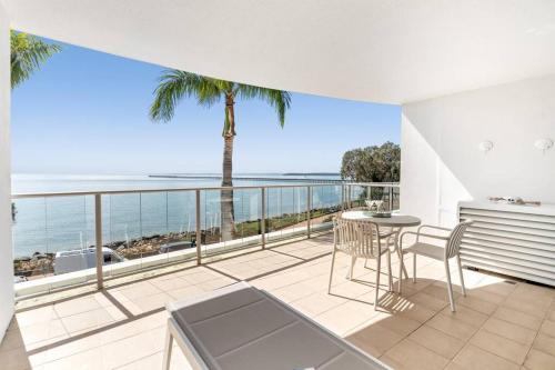 Water View Apartment Pool Gym Parking Simply Stunning — 4-Star Luxury Hotel in Urangan, Australia