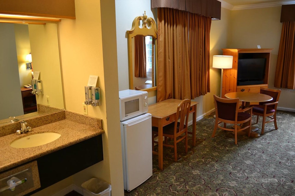 The Miramar Inn and Suites - photo 5