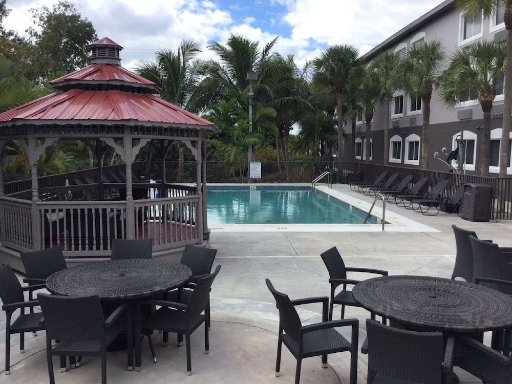 Days Inn & Suites by Wyndham Bonita Springs North Naples - photo 15
