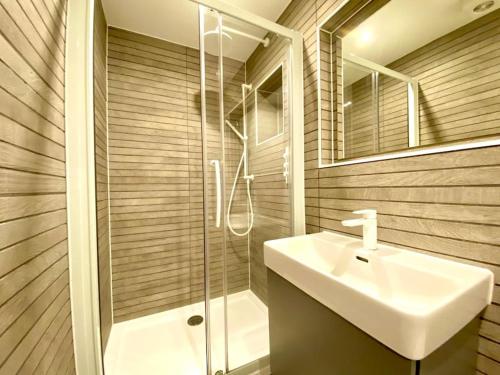 Beautiful 2 Bedroom Apartment 1 Minute walk to Poole Quay Great Location Free Parking Fast WiFi Smart TV Newly decorated sleeps up to 4 Close to Poole & Bournemouth & Sandbanks — 4-Star Luxury Hotel in Poole, United Kingdom