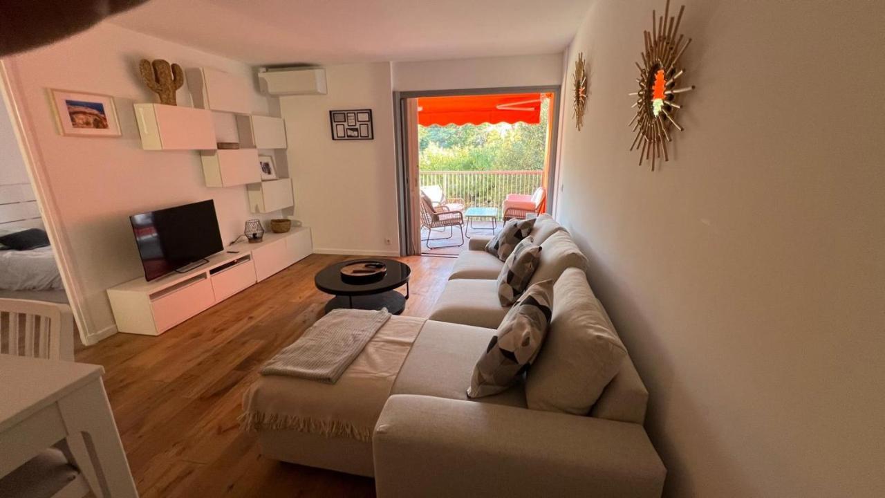 St Tropez Face a la Plage Magnifique Appartement T2 Entierement Renove Grande Terrasse 2 Piscines Residence a 2 Pas du Port Et du Centre Ville — 4-Star Luxury Hotel in Saint-Tropez, France