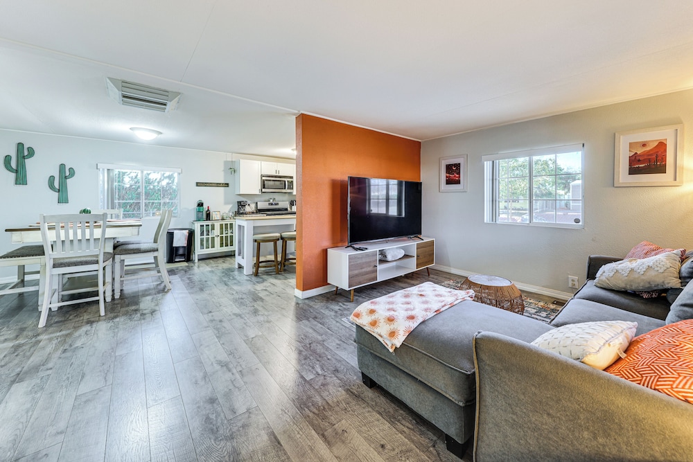 Updated Escape w Game Room 1 Block to River — hotel in Bridgehampton