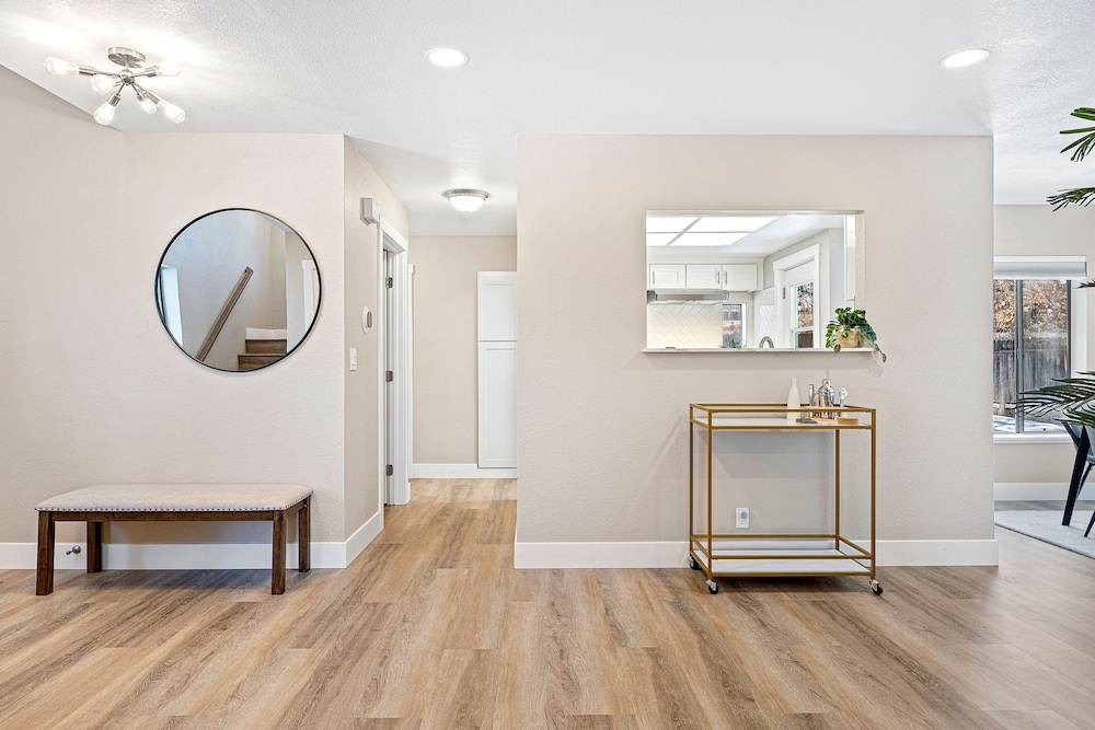 Elegant 4BD Reno Abode Close to Shops and Casinos - photo 19