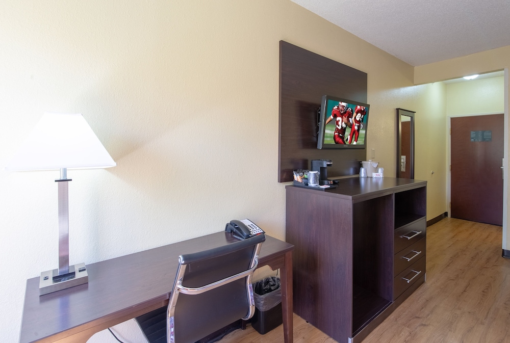 Red Roof Inn & Suites Indianapolis Airport - photo 17