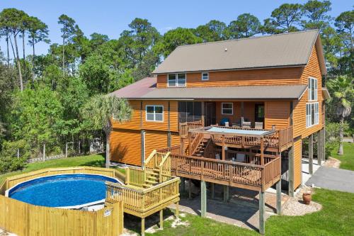 Pool Retreat Waterfront 6 Bedroom Boat Ramp Game Room Pass Christian Home — 4-Star Luxury Hotel in Pass Christian, United States