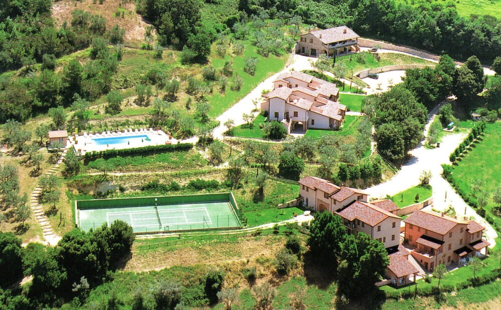 Costa del Loco — 4-Star Luxury Hotel in Collazzone, Italy
