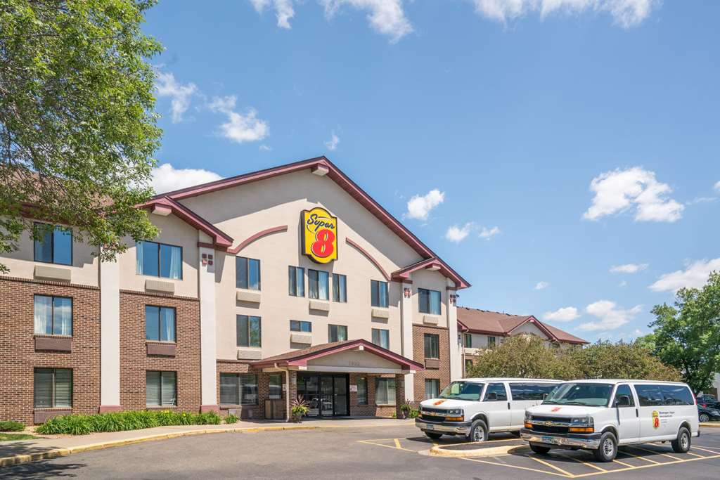 Super 8 by Wyndham Bloomington Airport in Bloomington, United States