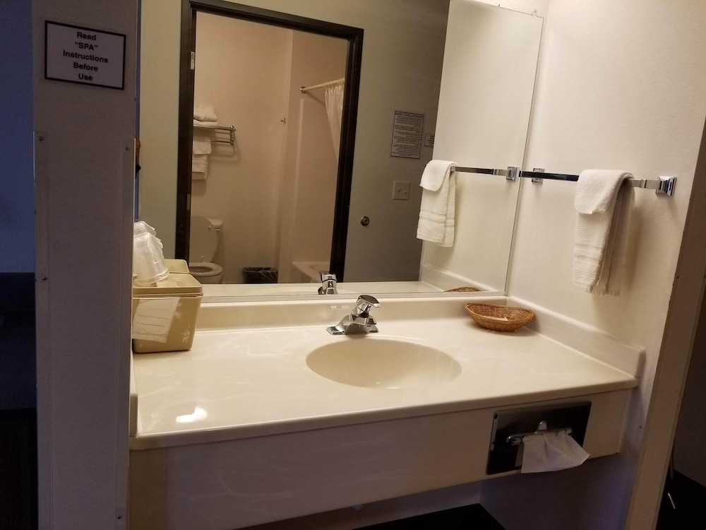 Bilmar Inn & Suites Dell Rapids Near Sioux Falls - photo 100
